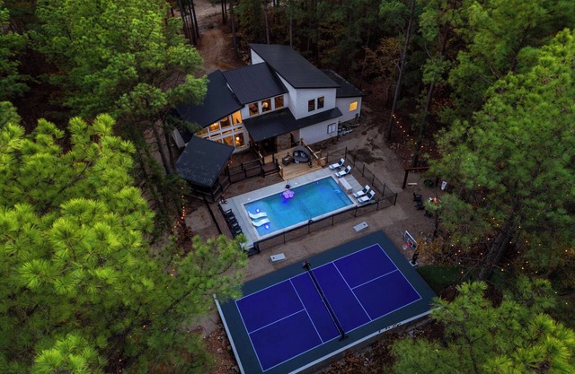 Heated Pool +Pickleball/Hoops+6 Hole Golf+Swings!