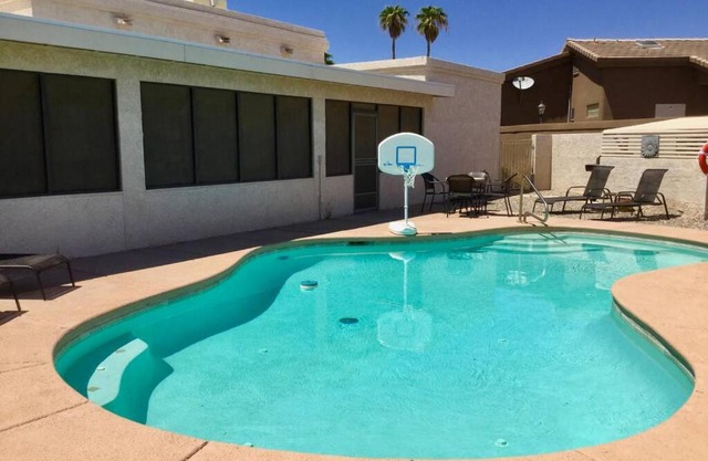 HEATED POOL. SPACIOUS WHOLE HOUSE. QUIET NEIGHBORHOOD. CLOSE TO LAKE & GOLF. AMPLE PARKING.
