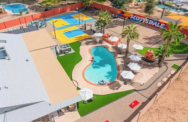 Heated Pool, Volleyball, Pickleball, Hot Tub! Oasis Resort