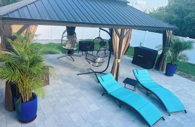 Heated Pool with saltwater system 1.6 mi to Weeki Wachee