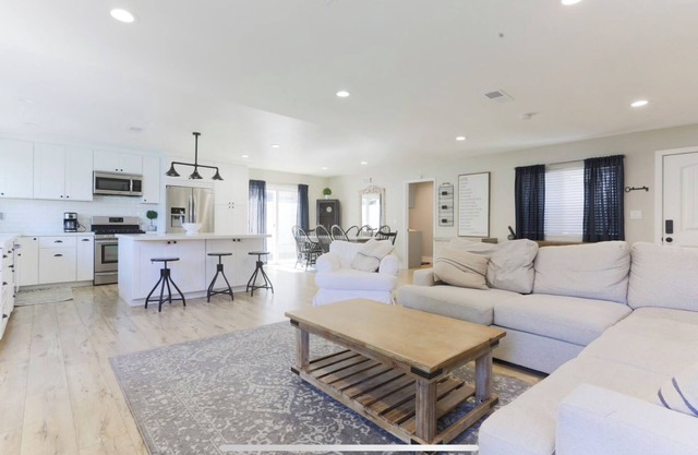 HEATED SPA, WEEKDAY DISCOUNTS, CUL-DE-SAC! Newly Remodeled Farmhouse home!