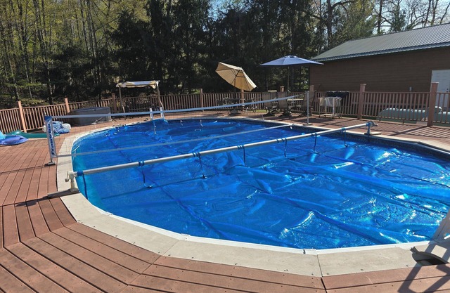 Heated Swimming Pool, Charming 3-Bedroom 2-Bath Lake Home With AC, WiFi Spooner