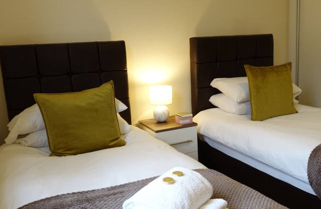 HEATHROW AIRPORT Apartment-Private PARKING-Perfect for families