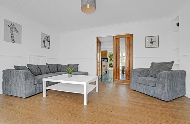 Heathrow Living St Annes Serviced House 5 bedrooms 3 bath