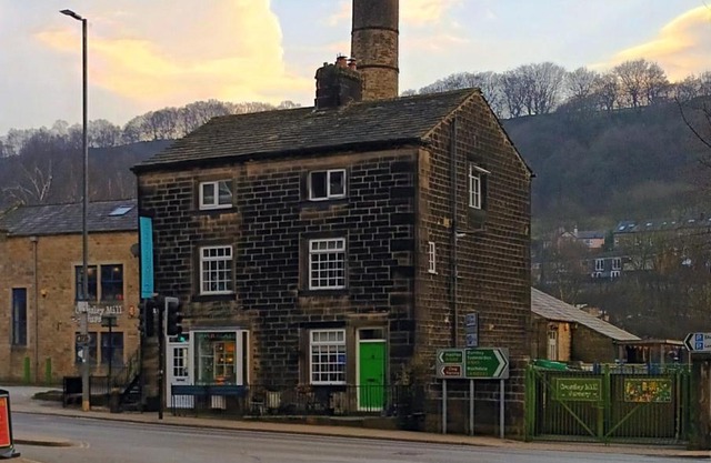 Hebden Bridge - House - Sleeps 8 - Pet Friendly
