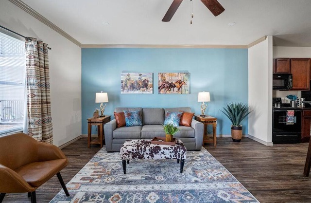 HEIRS VENTURES : WESTERN - 4mins from OKC Thunder Arena . King Bed . Pet Friendly . With Pool