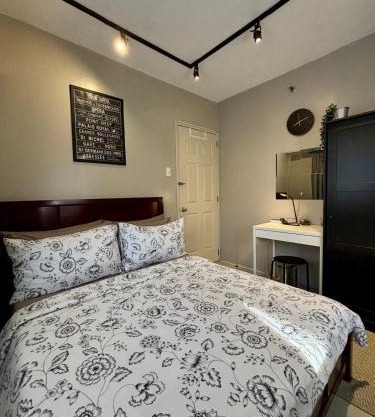 HelloQC Cubao - Cosy Home w Pool Access nr Train & Bus Stns for 4pax
