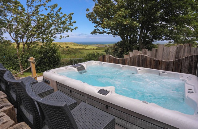 HEN GILFACH, family friendly, with hot tub in Llanfairyngnhornwy