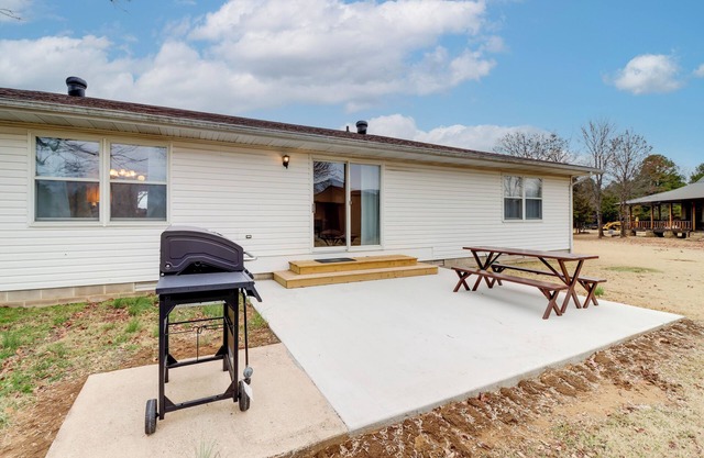 Henderson Home w/Patio: 1 Mi to Norfork Lake