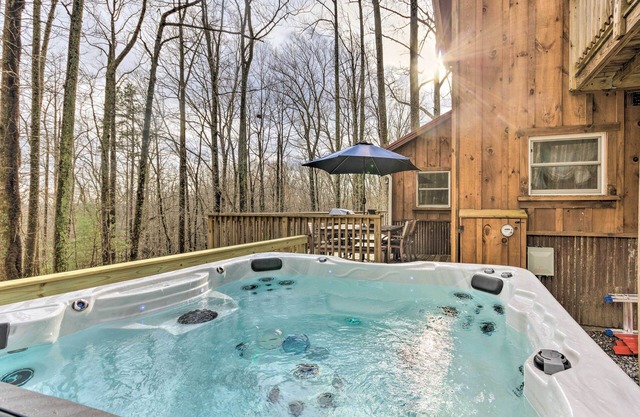 Hendersonville Cabin w/Hot Tub, Views & Fire Pit!