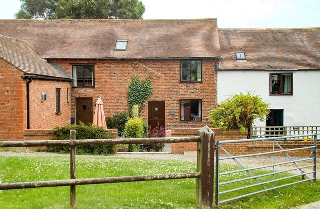 HERIBERT COTTAGE, family friendly, with a garden in Shrewsbury