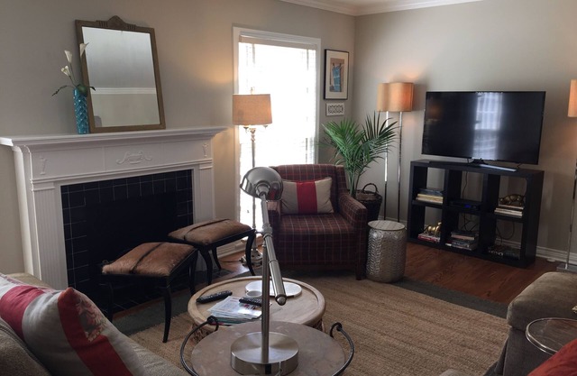 Heritage Hills Guesthouse Flat: Walk to Everywhere MidTown/Downtown