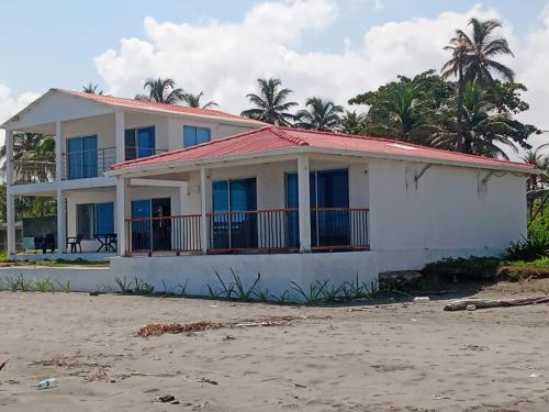 Hermosa Cabaña Frente Al Mar