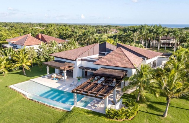 Hermosa: Expansive luxury villa w/pool, Jacuzzi, chef, butler, golf cart