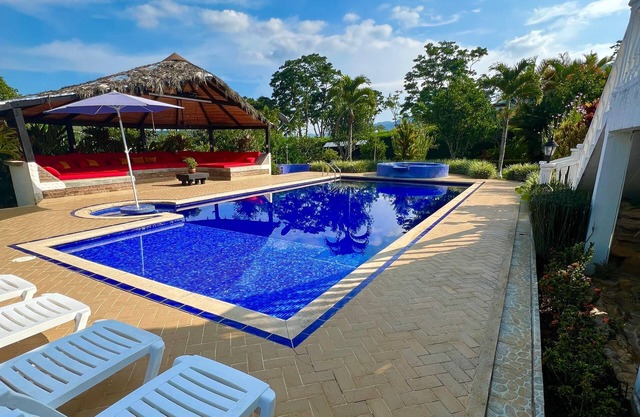 Hermosa y acogedora finca en Restrepo 5 Habitaciones para 20 personas.