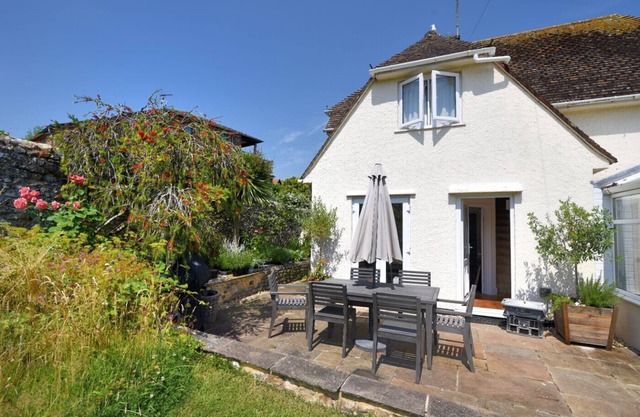 HERNELEE COTTAGE, pet friendly, country holiday cottage in Lyme Regis