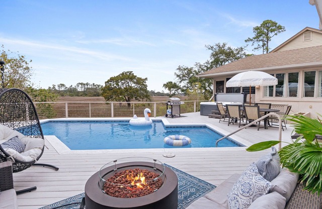 Heron Hideaway: Grand Marsh Home w/Pool & Hottub