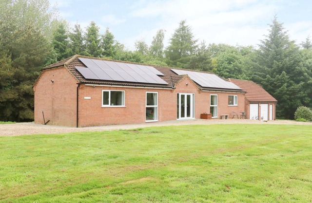 HERON LODGE, with a garden in Spilsby