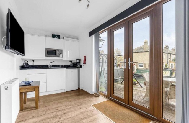 Hertford - Sleeps 2 - 92 Walking Score - Garden