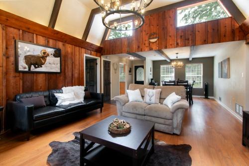 Hidden Cabin - Adventure Awaits!