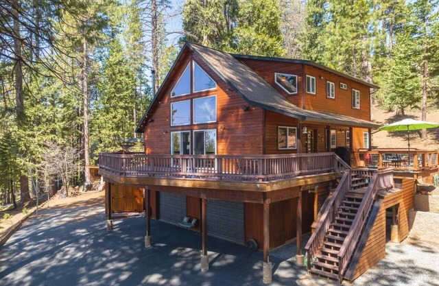 Hidden Hideaway- Charming 3-bedroom house with WiFi and AC in Blue Lake Springs