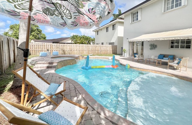 Hidden Palms Miami - Family sized home with game room & pool