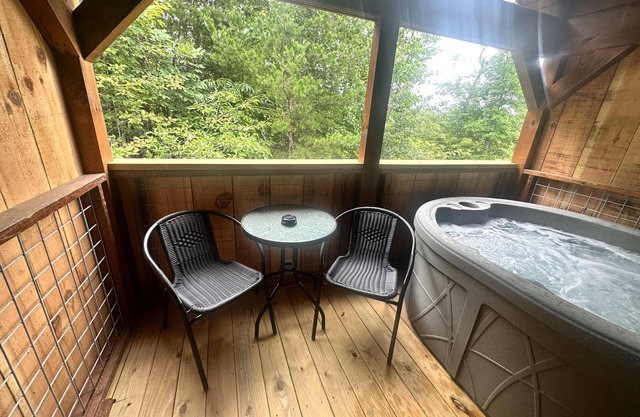 Hideaway Holler -Hot Tub, Fireplace,Hiking,View,Near Asheville ,WiFi