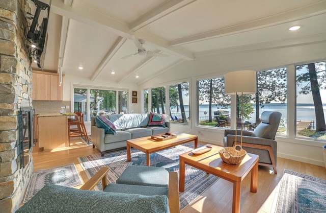 Higgins Lake House w/Swimming Dock!