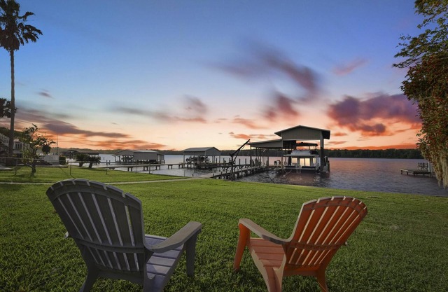 🔥High Demand🔥WATERFRONT OASIS home w/Large, Private dock-Beautiful river views