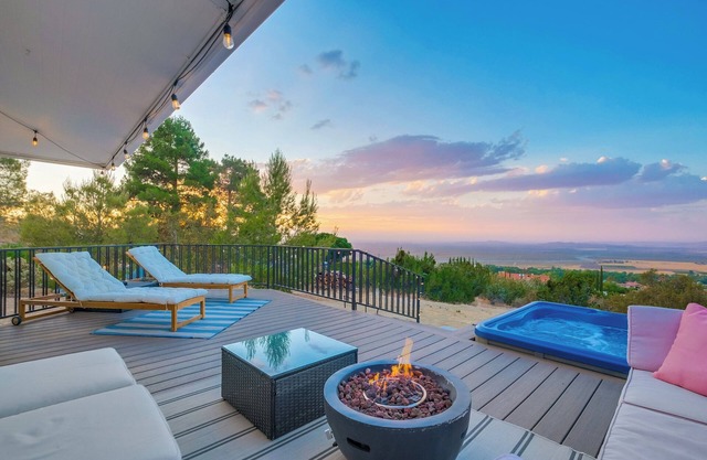 High Desert Scenic Getaway! Hot Tub, BBQ, Fire Pit - 80 mins from LA