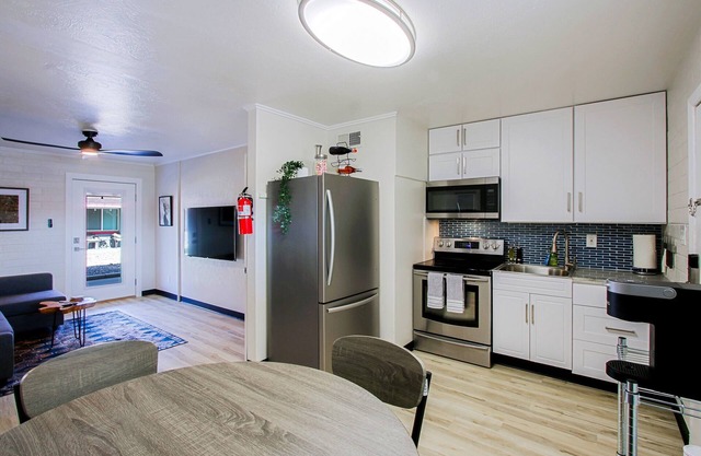 High End Area, Live & Work in this Cute 1 Bedroom!