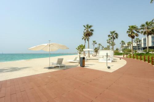 High-end Beachfront 4BR Duplex with Patio Sea and Burj View