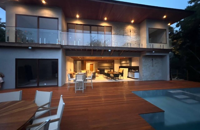 High-end mansion in a beachfront condominium