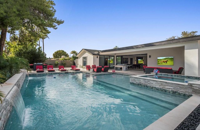 High End Private Resort with Pickleball Bball Putt Putt Pool Spa More