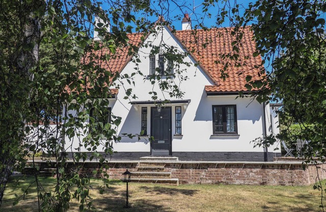 HIGH GROUND, REYDON, pet friendly, with open fire in Reydon