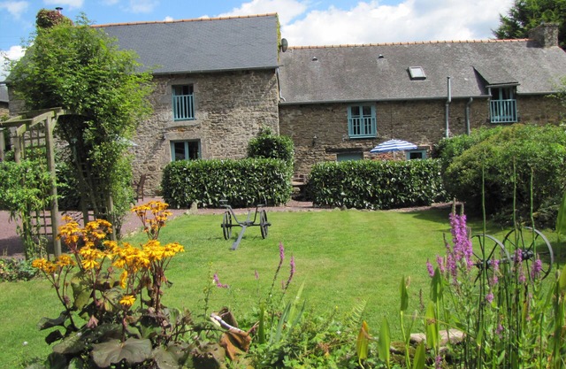 High quality gite complex for up to 13 people.Spacious communal room Pool & WIFI