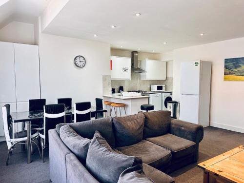 High Street Duplex 3 Bed Flat