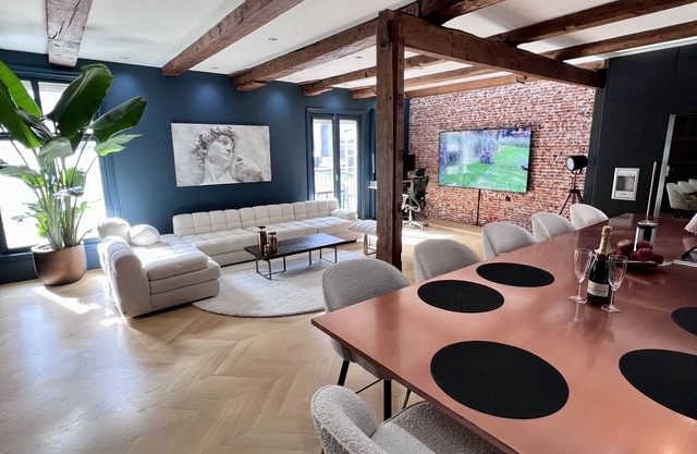 Highly Luxurious & Fancy 7-star Apartment in the City