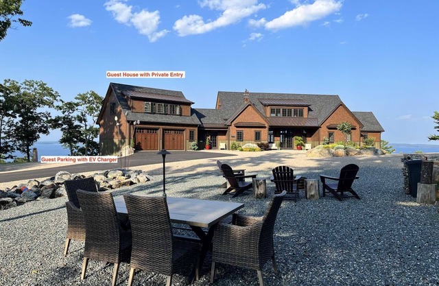 Highview Apartment-Amazing views from this newly built carriage house near ANP