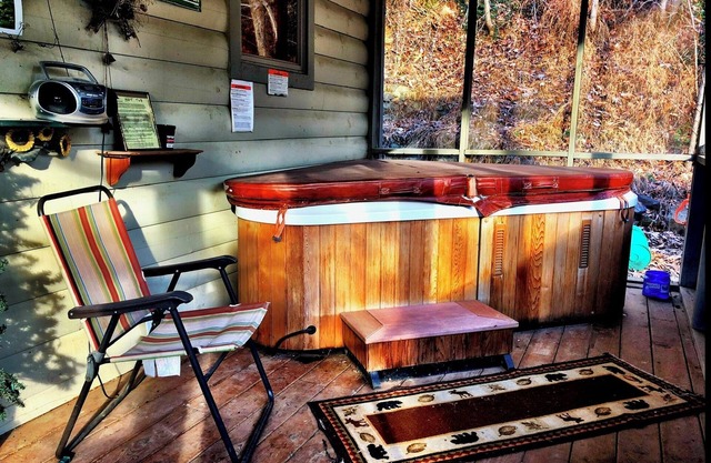 Hike,Hot Tub,Massanutten Resort,LurayCaverns,Skyline Drive, Snow Tube/Ski.