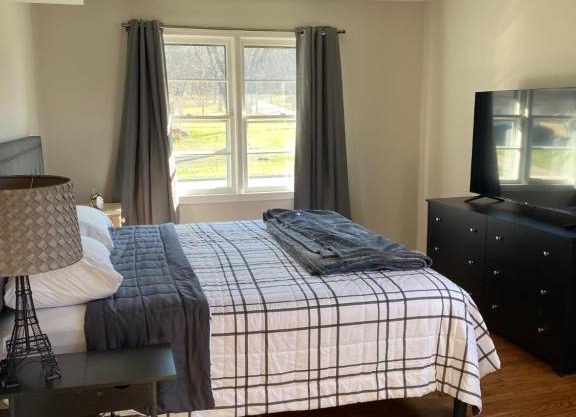 Hiker's Retreat modern 3 bedroom home with 2 baths