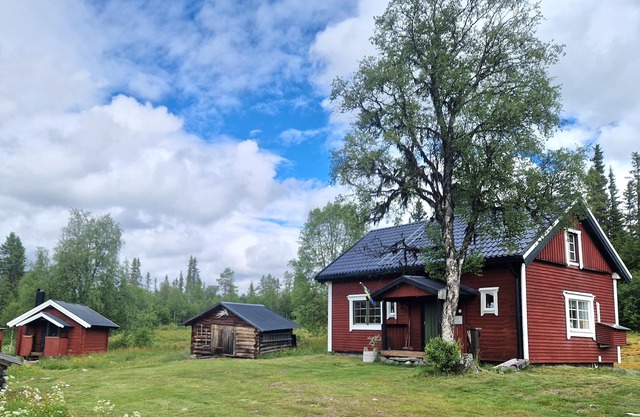 Hiking, 700 m altitude, Sauna. Down hill- & Cross country trails-tracks
