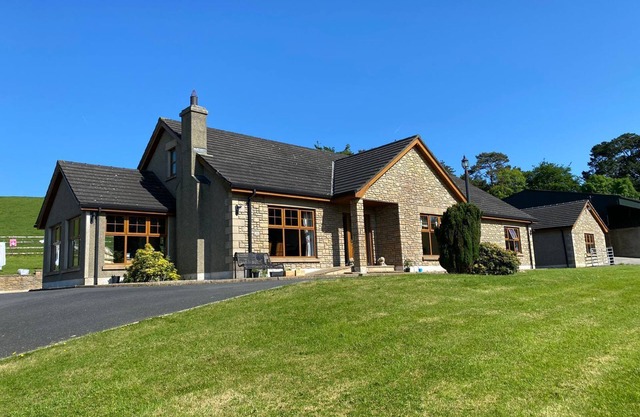 Hill Farm Spacious 4-Bed Countryside Home