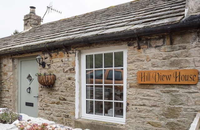 HILL VIEW HOUSE, pet friendly, with open fire in St John's Chapel