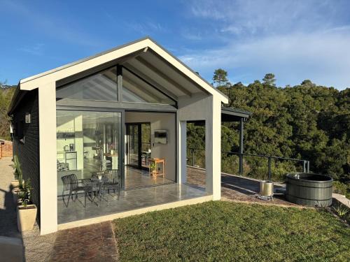 Hillandale Huddle - modern forest cabin near Plett
