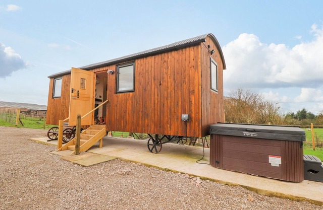 HILLCREST SHEPHERDS HUT, romantic, with hot tub in Chipping