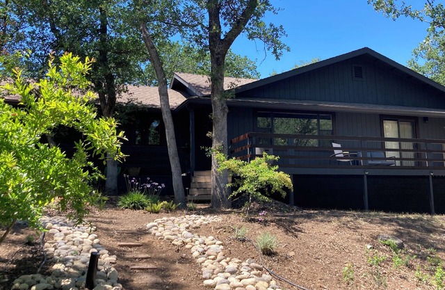 Hillside hideaway at the gateway to the Sequoias and Kings Canyon National Park.