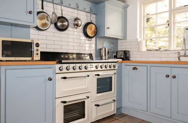 HILLSIDE, pet friendly, character holiday cottage in Portloe