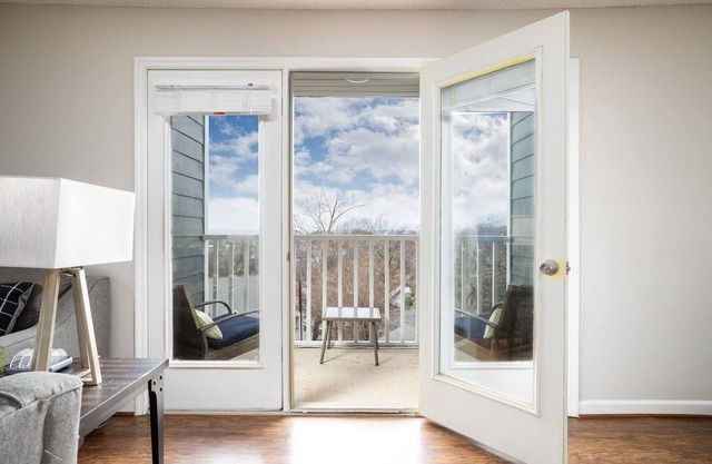 Hilltop Hideaway B - Parking/2 Baths/4 Queen Beds