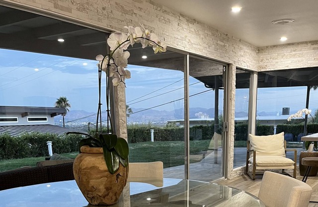 Hilltop home w/ city and Mountain Views